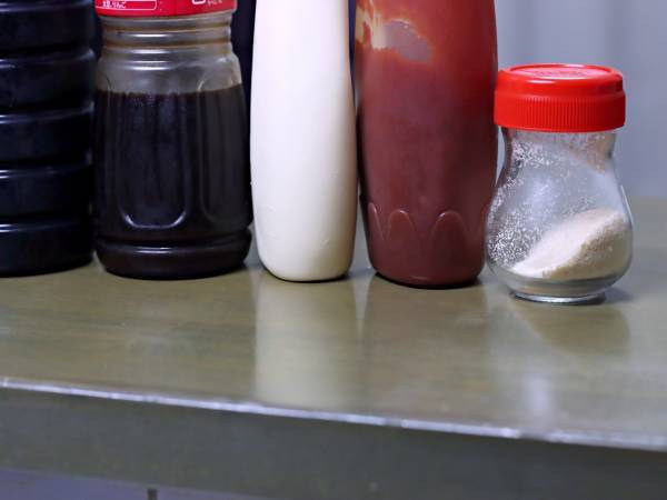 すぐ冷蔵庫をチェックして　調味料の保存は向きが大切　「こんなに変わるの」「早速変えた」