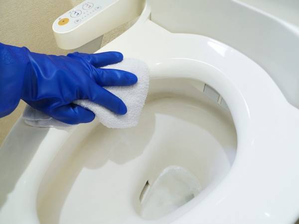 トイレのフタはこんなに汚れてる！？　効果的なふき掃除の手順とコツでスッキリきれいに