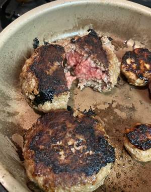「まだ焼けと！？」　焼きすぎたハンバーグの中を開けてみたら…　「爆笑」「私も何回かやった…」