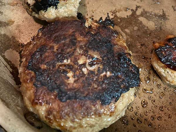 「まだ焼けと！？」　焼きすぎたハンバーグの中を開けてみたら…　「爆笑」「私も何回かやった…」