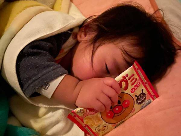 １歳児の写真に１０万いいね　手に握っていたのは？　「なんて尊い」「癒された」