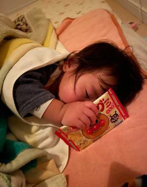 １歳児の写真に１０万いいね　手に握っていたのは？　「なんて尊い」「癒された」