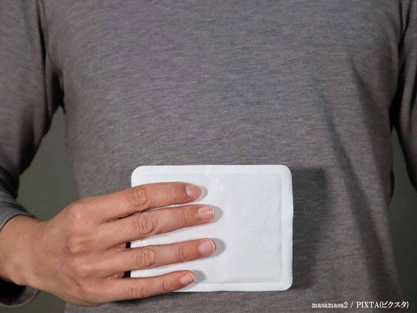 カイロはどこに貼るのが正解？　効率的に身体を温める部位に「知らなかった」の声