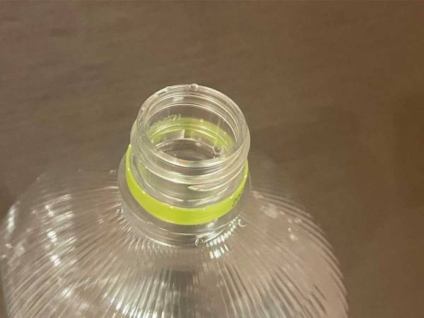 口の狭いペットボトルに、水をこぼさず入れられる！　警視庁のアイディアに反響