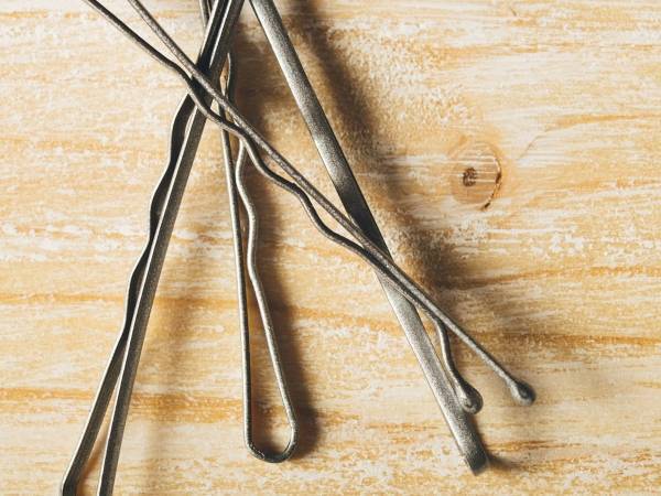 ヘアピンの思いがけない活用法　アレを絞り出すのに最適？
