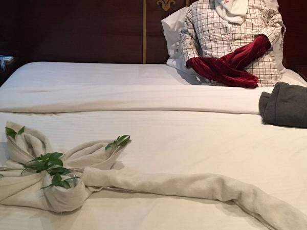 ホテルのベッドに『人の気配』　清掃員がしたことに「ビビり倒す」