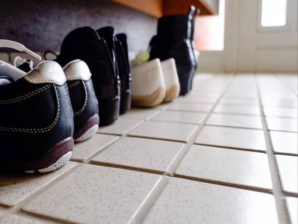 １日履いた靴が臭いなら？ 　持ち歩ける◯◯を使った対策に「これは便利」