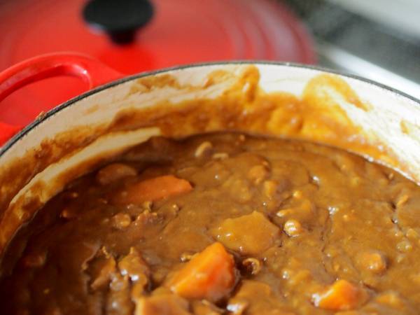 カレー鍋を洗う前に◯◯すると？　スポンジの色移りを防ぐ方法に「そうすればいいのか」「困ってた」