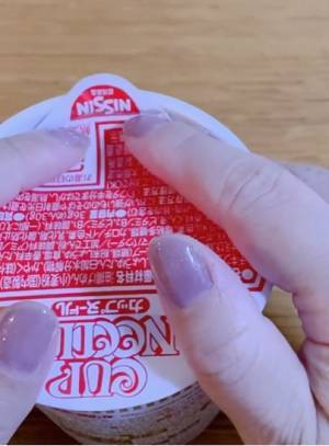 カップ麺のフタ、どう抑えるのがいい？　道具いらずの方法に「なるほど」「感動レベルでした」