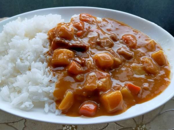 カレーにコクが欲しいなら？　森永製菓公式のちょい足しアイディアに「お手軽すぎ」「まさかのお菓子？」
