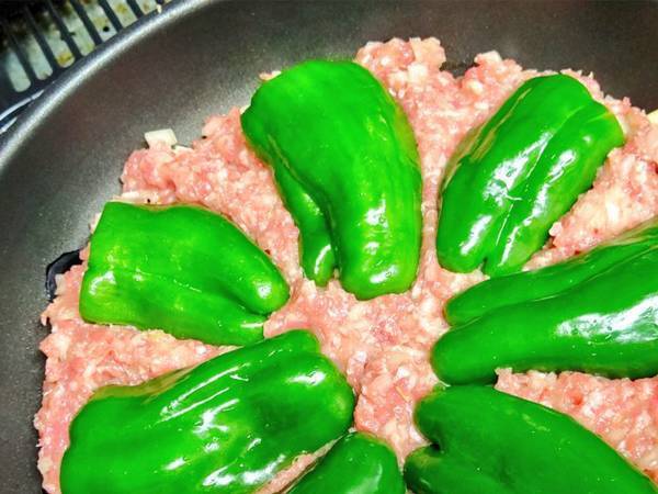 ピーマンの下に隠れていたものに驚き！　「その手があったか！」「天才じゃん」