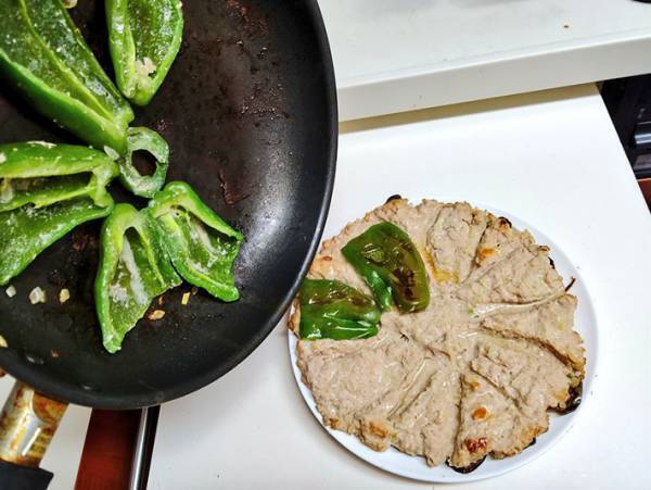 ピーマンの下に隠れていたものに驚き！　「その手があったか！」「天才じゃん」