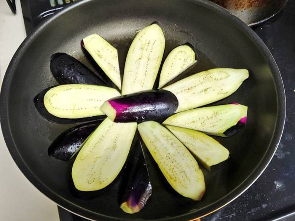 ピーマンの下に隠れていたものに驚き！　「その手があったか！」「天才じゃん」