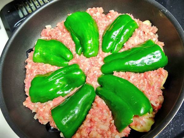 ピーマンの下に隠れていたものに驚き！　「その手があったか！」「天才じゃん」