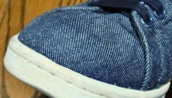 スニーカーのソール、汚れが目立つなら？　ある文房具を使ったお手入れ方法に「助かります」「こするだけで！」