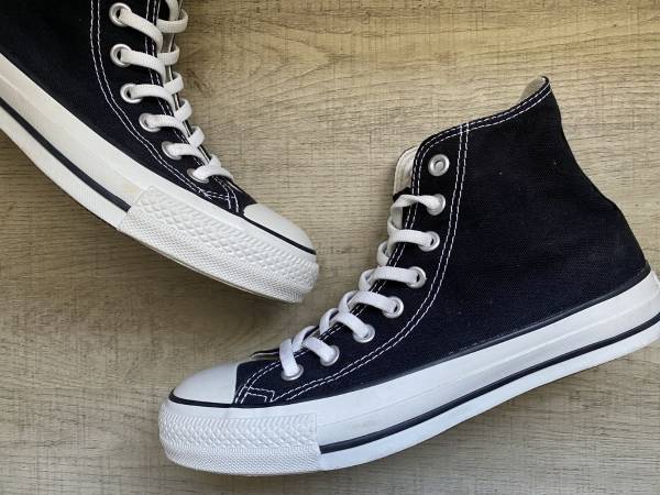 スニーカーのソール、汚れが目立つなら？　ある文房具を使ったお手入れ方法に「助かります」「こするだけで！」