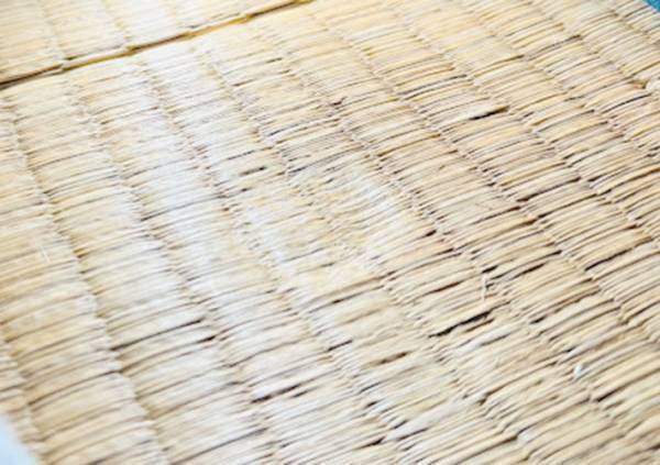 家具をどかしたら、畳がへこんでる…　意外な直し方に「半信半疑だった」