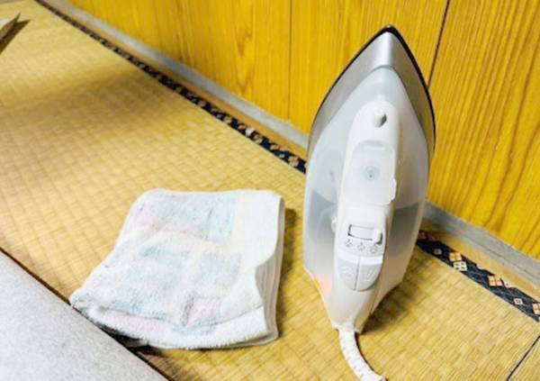 家具をどかしたら、畳がへこんでる…　意外な直し方に「半信半疑だった」