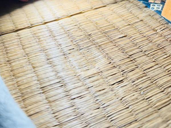 家具をどかしたら、畳がへこんでる…　意外な直し方に「半信半疑だった」