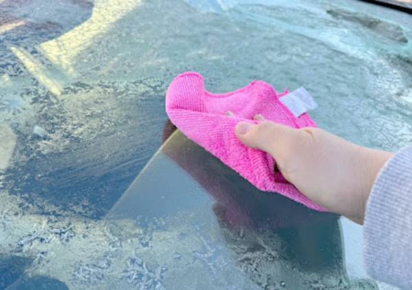 フロントガラスの霜、どう落としてる？　超簡単な方法に「もう待たなくていい！」