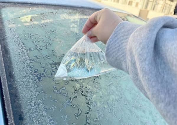 フロントガラスの霜、どう落としてる？　超簡単な方法に「もう待たなくていい！」
