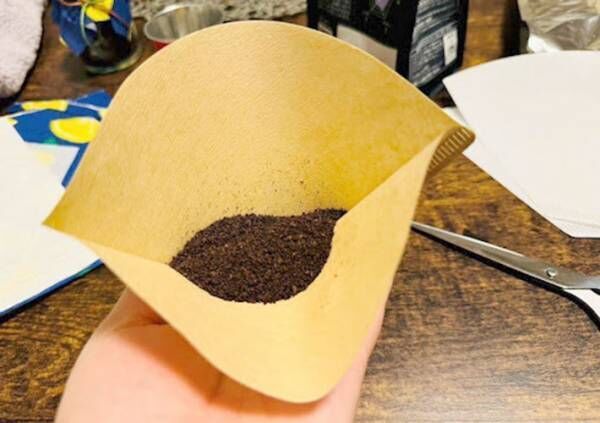 コーヒーフィルターに豆を詰める画像