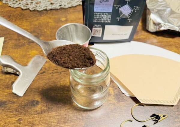 コーヒー豆を瓶を入れる画像