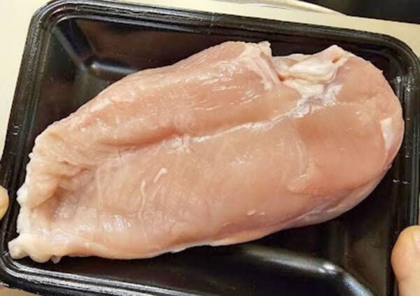 スーパーなどで売っている鶏むね肉の写真