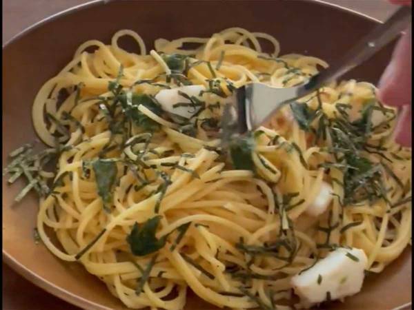「パスタの皿として失格すぎる…」　フォークで麺を巻こうとすると？　「めっちゃ笑った」