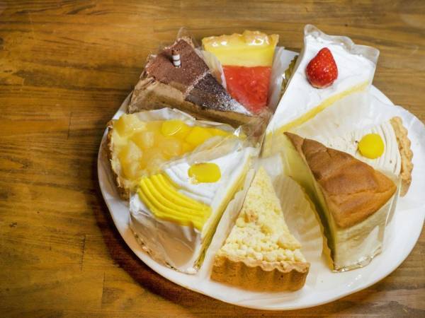 余ったケーキは「冷凍」できるって知ってた？　きれいに保存するコツは「上下」にあった