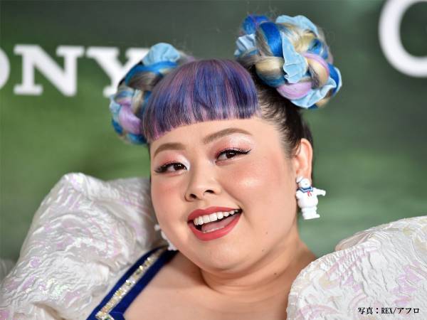 渡辺直美がケーキを注文　フィルムを剥がす店員の手つきに「友達と爆笑」