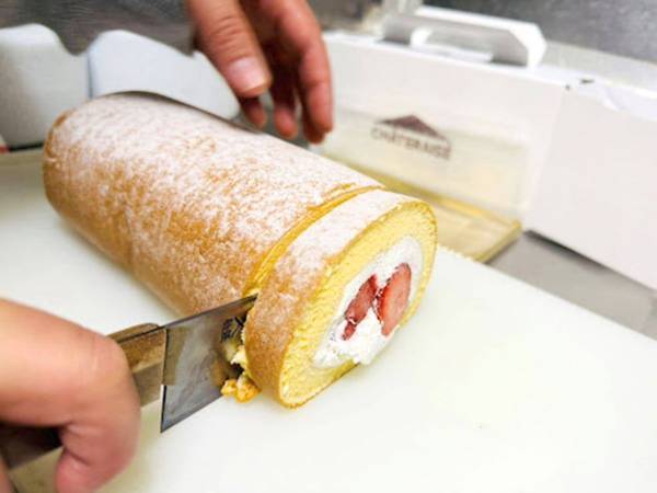 包丁で切るのはちょっと待った！　ロールケーキを美しくカットする方法に「天才か」