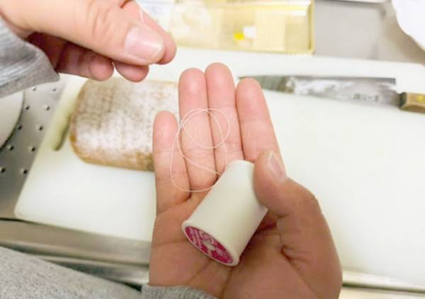 包丁で切るのはちょっと待った！　ロールケーキを美しくカットする方法に「天才か」