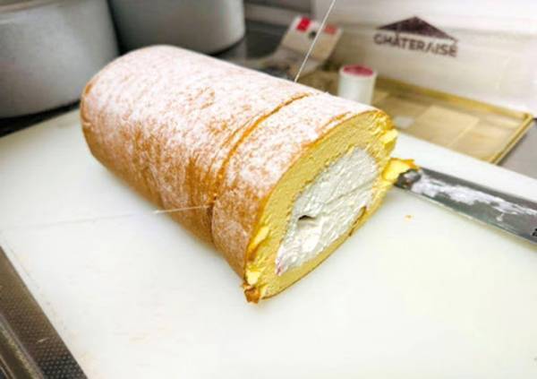 包丁で切るのはちょっと待った！　ロールケーキを美しくカットする方法に「天才か」