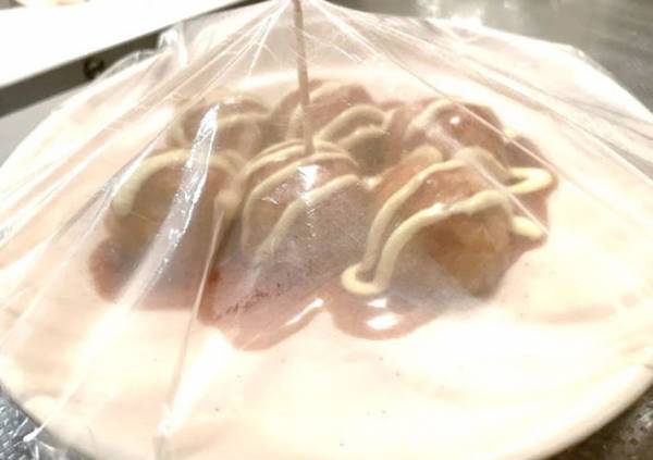 ラップをかけると食材に貼りつく…　一瞬で解決する裏技に「手も汚れない」「画期的」