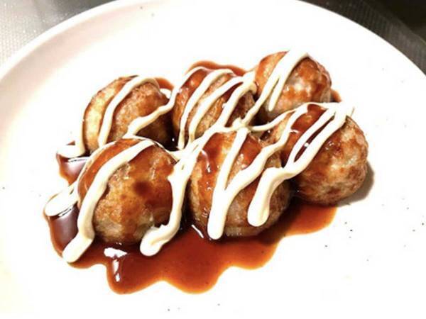 ラップをかけると食材に貼りつく…　一瞬で解決する裏技に「手も汚れない」「画期的」