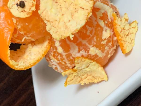 ミカンを食べようと思ったら？　母親が作り出した作品に「変な声でた」