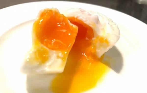 お弁当のアレで…？　驚きのポーチドエッグの作り方に「簡単」「失敗しらず」