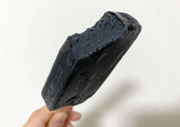 「ギャップすご」「普通にうまい」　ローソンで見つけたのは、真っ黒な…？