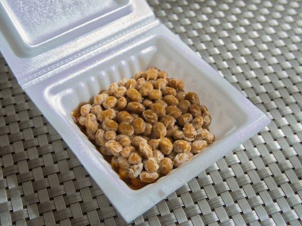 納豆のフィルムを手を汚さず取り外すには？　方法に「今晩やります」「そんな手が」