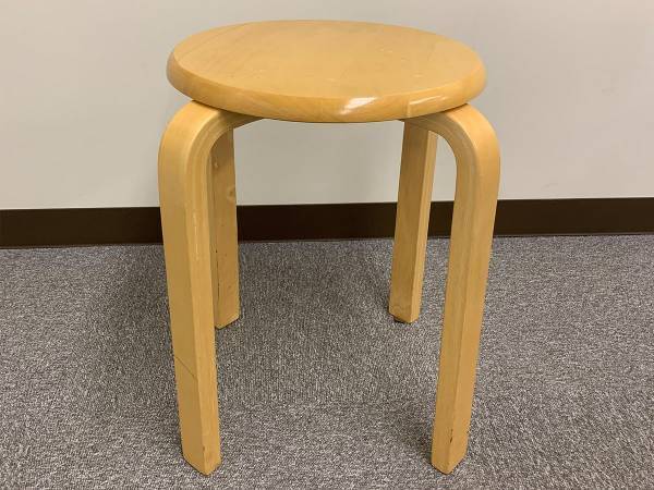 丸椅子をひっくり返すだけ？　避難所で役立つ『アレ』の作り方を警視庁が解説