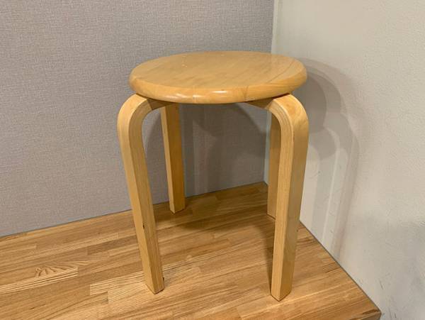 丸椅子をひっくり返すだけ？　避難所で役立つ『アレ』の作り方を警視庁が解説