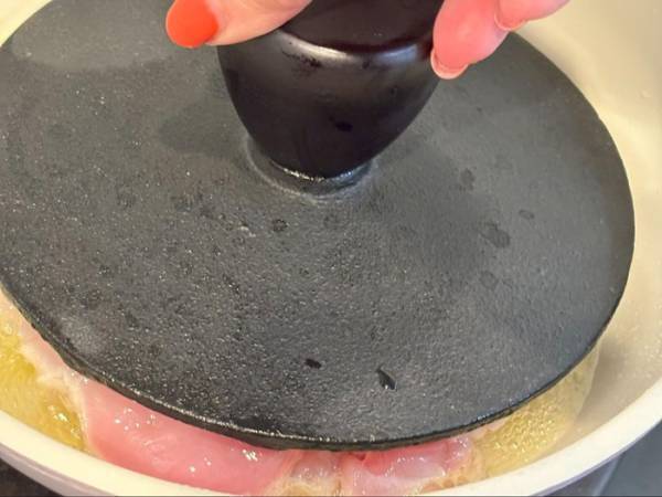 スーパーの鶏もも肉、しっとりジューシーに焼くには？　アレを使った方法に「皮パッリパリ」「効果抜群」