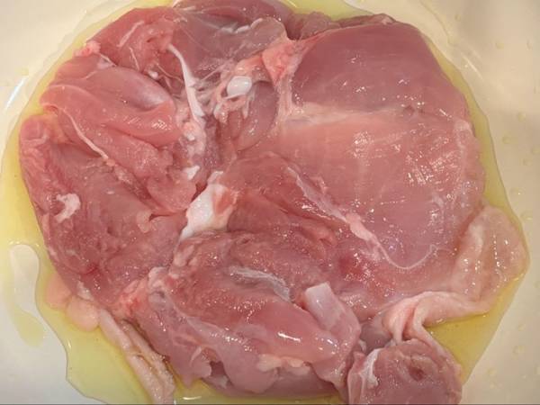 スーパーの鶏もも肉、しっとりジューシーに焼くには？　アレを使った方法に「皮パッリパリ」「効果抜群」