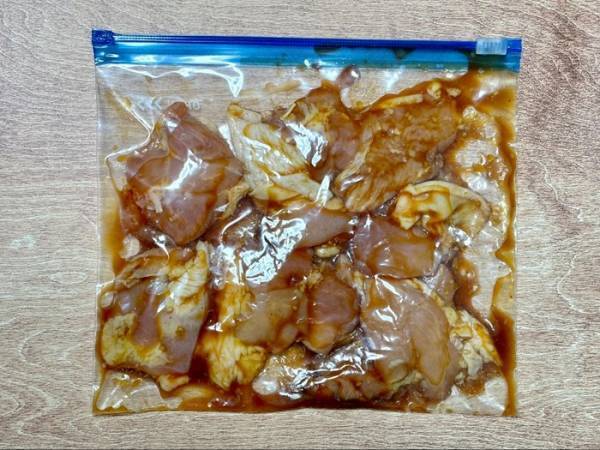 スーパーの鶏もも肉、しっとりジューシーに焼くには？　アレを使った方法に「皮パッリパリ」「効果抜群」