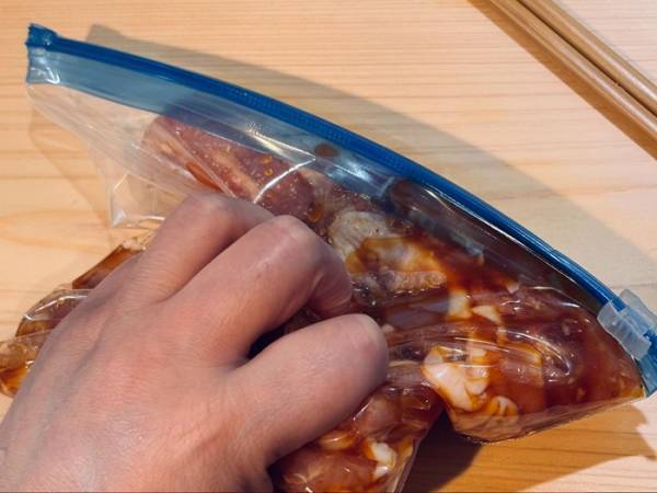 スーパーの鶏もも肉、しっとりジューシーに焼くには？　アレを使った方法に「皮パッリパリ」「効果抜群」