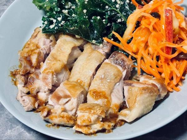 スーパーの鶏もも肉、しっとりジューシーに焼くには？　アレを使った方法に「皮パッリパリ」「効果抜群」