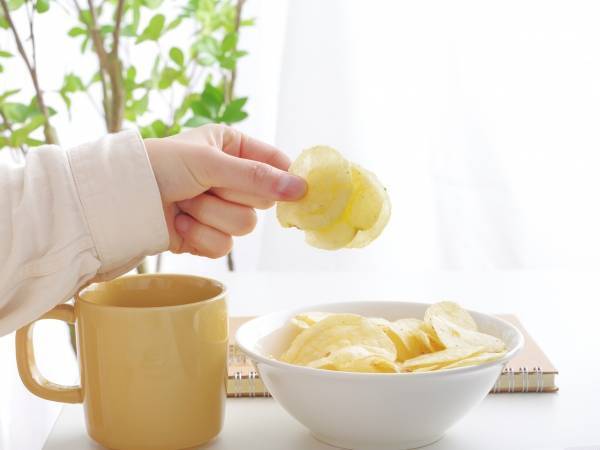 ポテトチップスを手を汚さず食べるには？　ローソンが教える裏技に「助かります」「そうすればよかったのか」