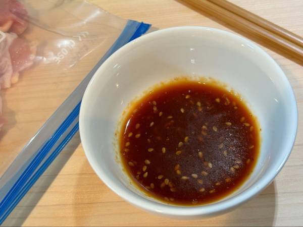 スーパーの鶏もも肉、しっとりジューシーに焼くには？　アレを使った方法に「皮パリパリ」「効果抜群」