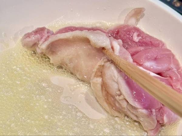 スーパーの鶏もも肉、しっとりジューシーに焼くには？　アレを使った方法に「皮パリパリ」「効果抜群」